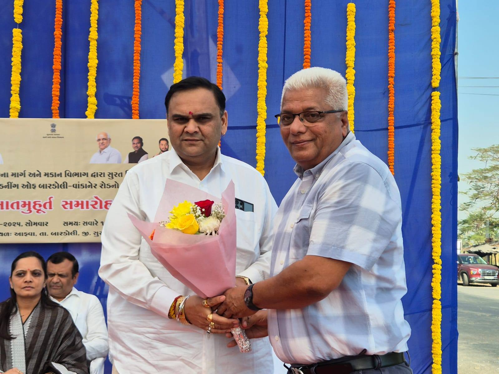 તા.૧૭-૦૨-૨૦૨૫ ના રોજ બારડોલી તાલુકાના આફવા ગામ ખાતે બારડોલી-વાંકાનેર રોડના કામનું ખાતમુહુર્ત કર્યું. આ રસ્તાના રિસરફેસીંગ કુલ રૂ.૨૭ કરોડ મંજૂર કરવા બદલ ગુજરાત સરકારના મુખ્યમંત્રી શ્રી ભુપેન્દ્રભાઈ પટેલ સાહેબનો ખુબ ખુબ આભાર.